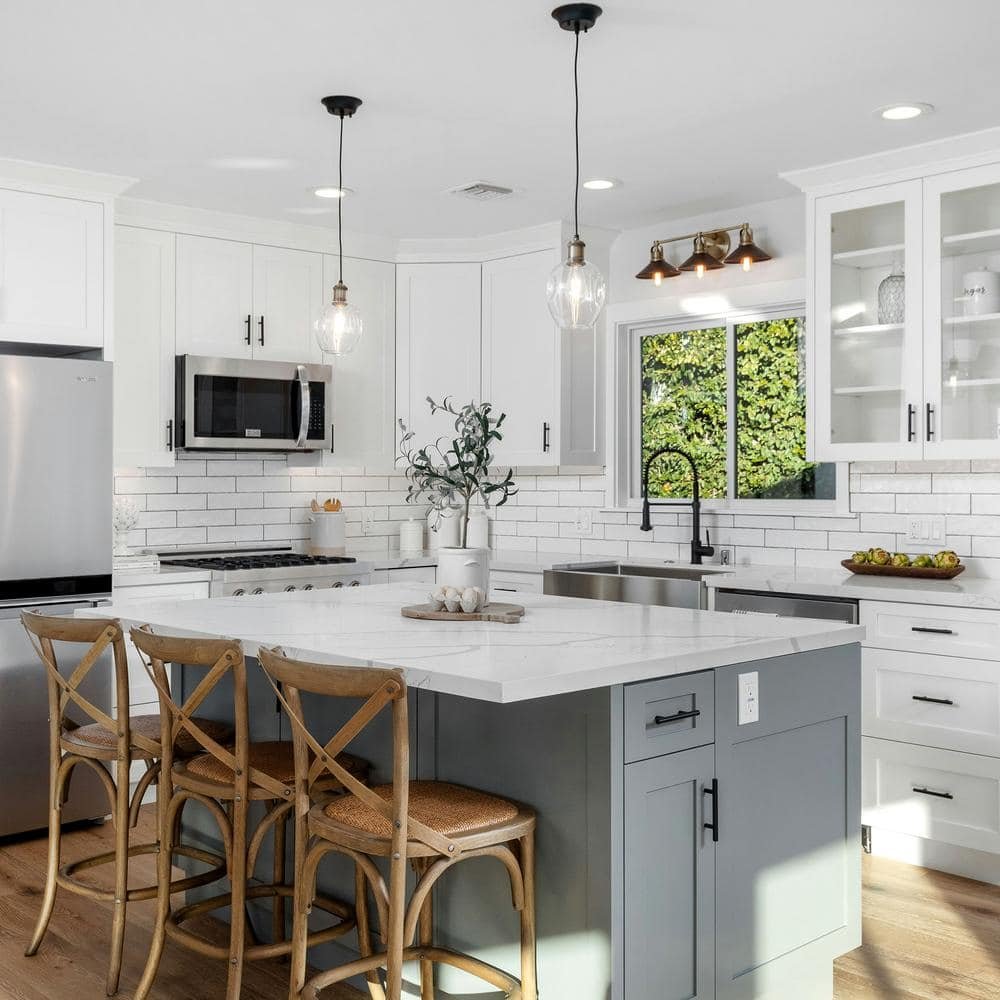 30 in. 300 CFM 900-Watt Over the Range Microwave Oven in Stainless Steel & Modern Handle - Image 2